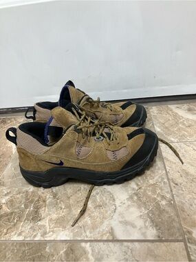 vintage 1990s Nike ACG hiking boots women’s 6.5